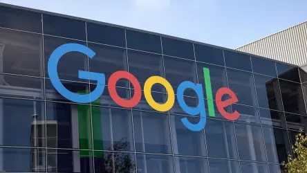Google утверждает, что пользователи выбирают его добровольно, а не по принуждению: компания оспаривает антимонопольное решение и просит отсрочить передачу данных конкурентам.