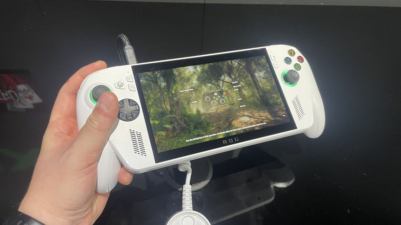 Недавно приобрел ROG Xbox Ally и могу подтвердить: необычный дизайн рукоятки полностью оправдывает невероятное удобство использования.