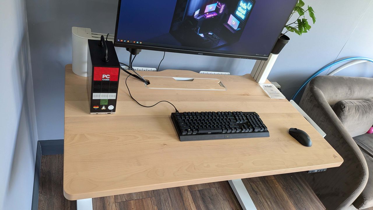 Как эксперт по стоячим столам, с удовольствием представляю наш новый лучший бюджетный и компактный моторизованный игровой стол.