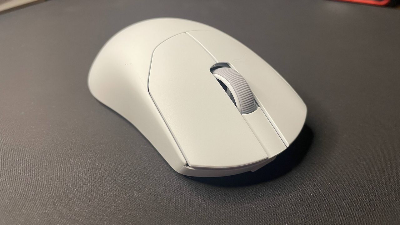 Я не был так впечатлен игровой мышью со времен G Pro X Superlight: беспроводная Corsair Sabre V2 Pro весит всего 36 граммов.