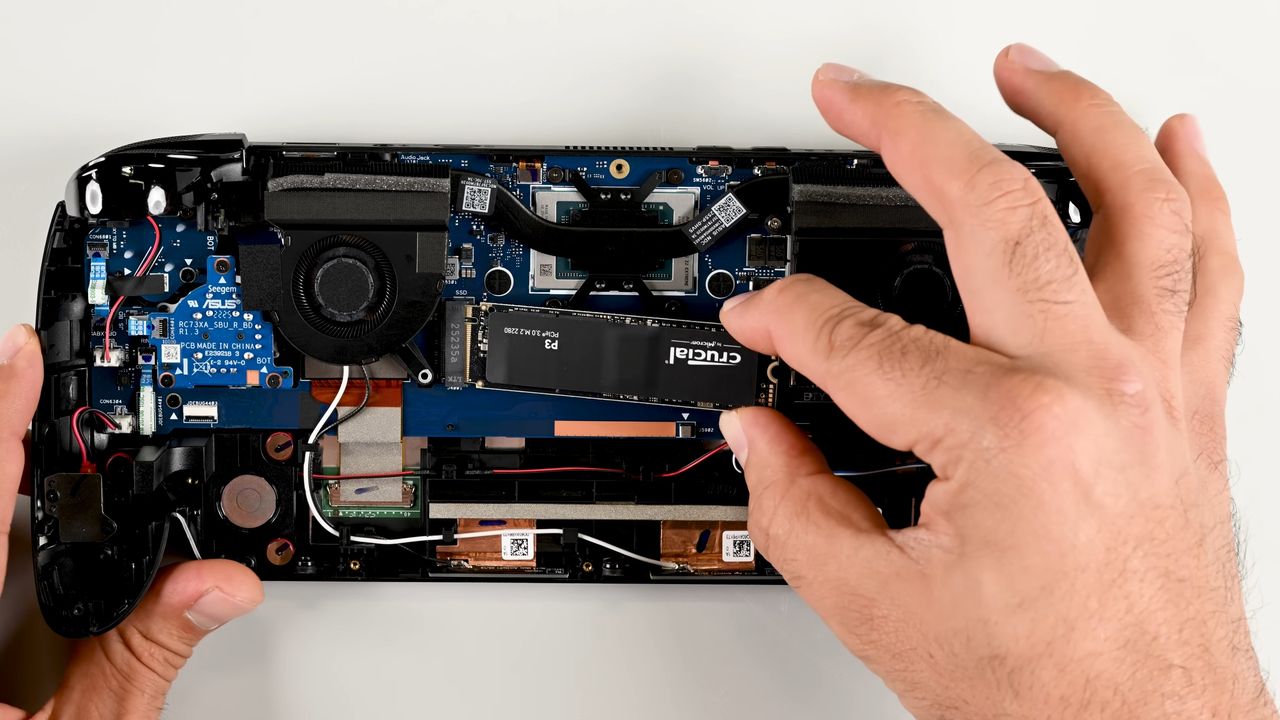 Вскрытие ROG Xbox Ally X от iFixit показало неожиданную ремонтопригодность и возможность апгрейда, что может быть полезно для устранения дрейфа стиков.
