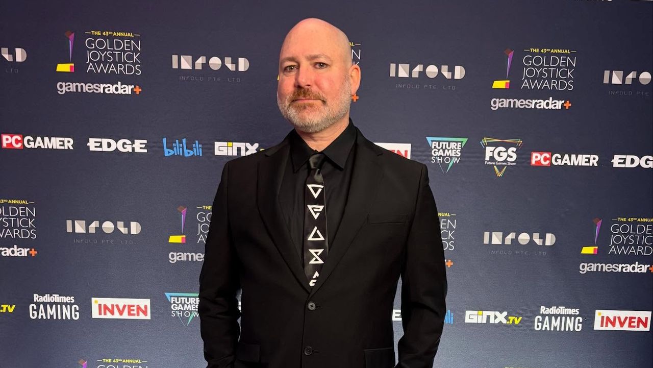 Несмотря на критику, актер Даг Кокл считает, что Лиам Хемсворт отлично справился с ролью Геральта в сериале 