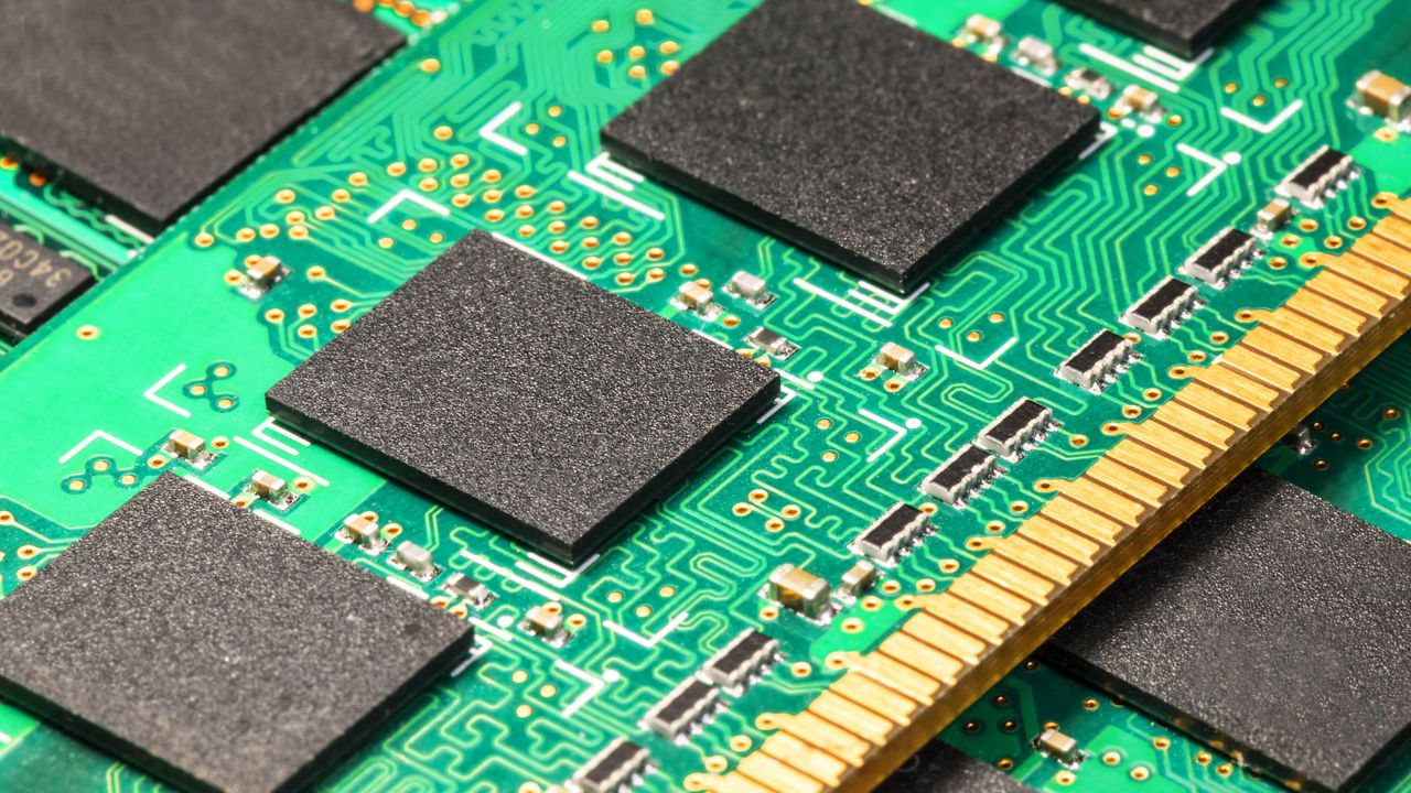 Micron заключает сделку на приобретение фабрики в Тайване за $1.8 млрд, но это не решит кризис с поставками памяти ранее 2027 года.