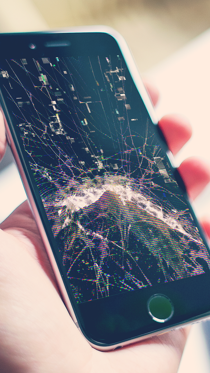 Фото разбивать телефон. Айфон 8+ разбит экран. Разбитый смартфон. Сломанный экран. Разбитый экран смартфона.